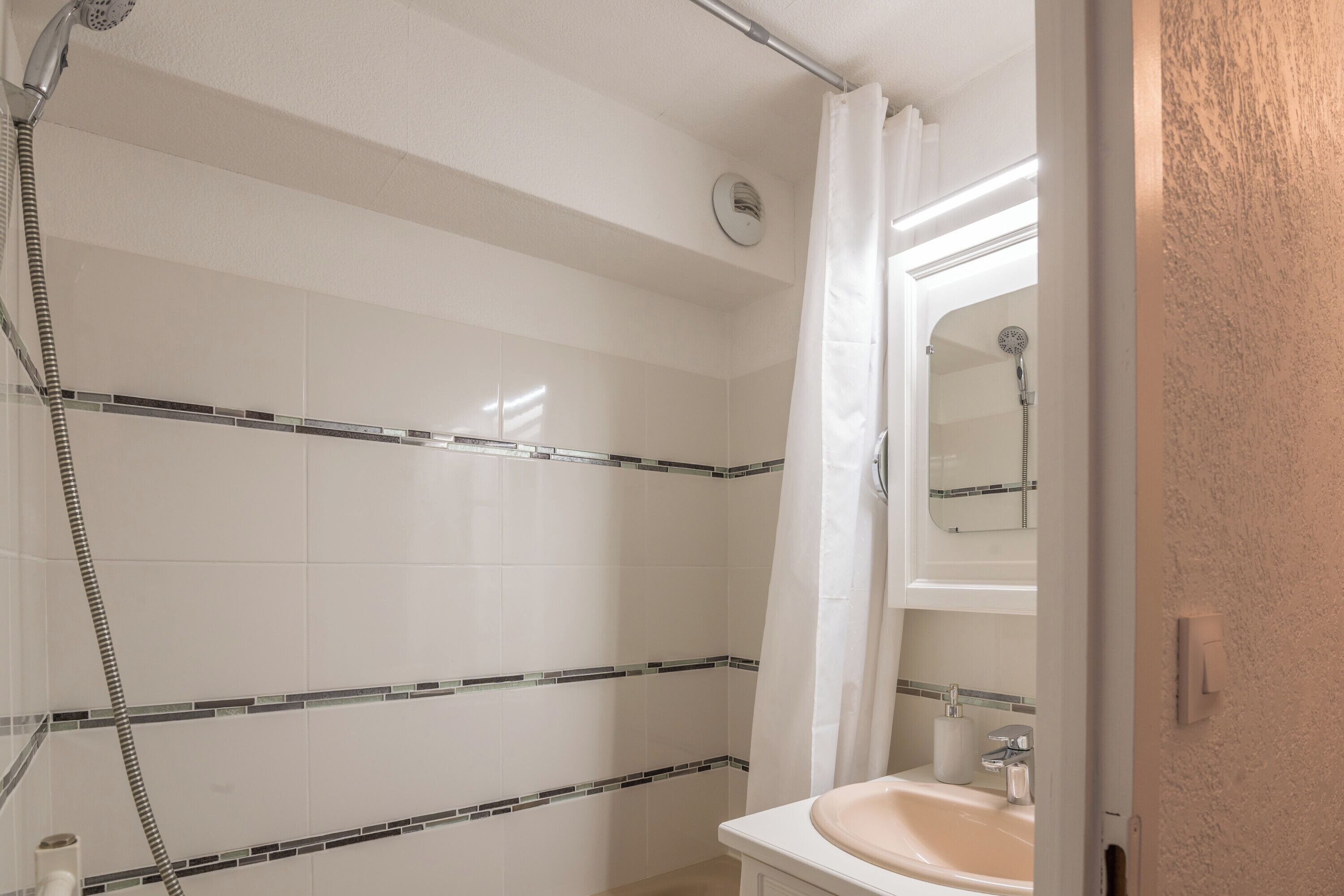 Een haardroger, handdoeken