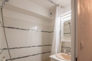 Een haardroger, handdoeken