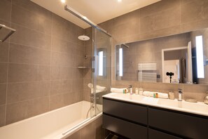 Shower, hair dryer - Appartement Trocadero - 4 étoiles - Welkeys (Paris)