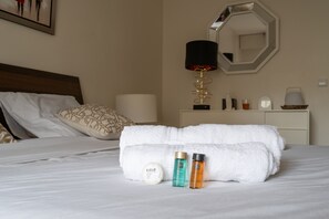 2 bedrooms, iron/ironing board, WiFi