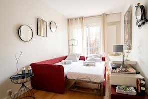 2 bedrooms, iron/ironing board, WiFi