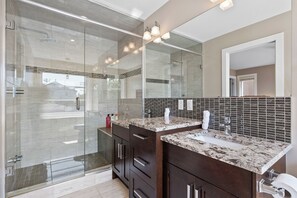 Shower, hair dryer, towels, soap - Spacious Central 4BR Duplex with 2 Car Garage & Downtown View from Rooftop Patio (Calgary)