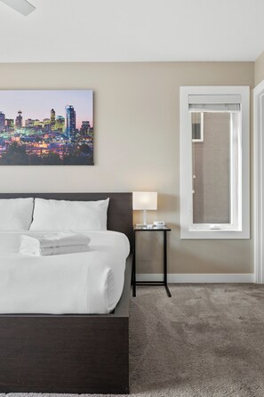 4 bedrooms, desk, iron/ironing board, travel cot - Spacious Central 4BR Duplex with 2 Car Garage & Downtown View from Rooftop Patio (Calgary)
