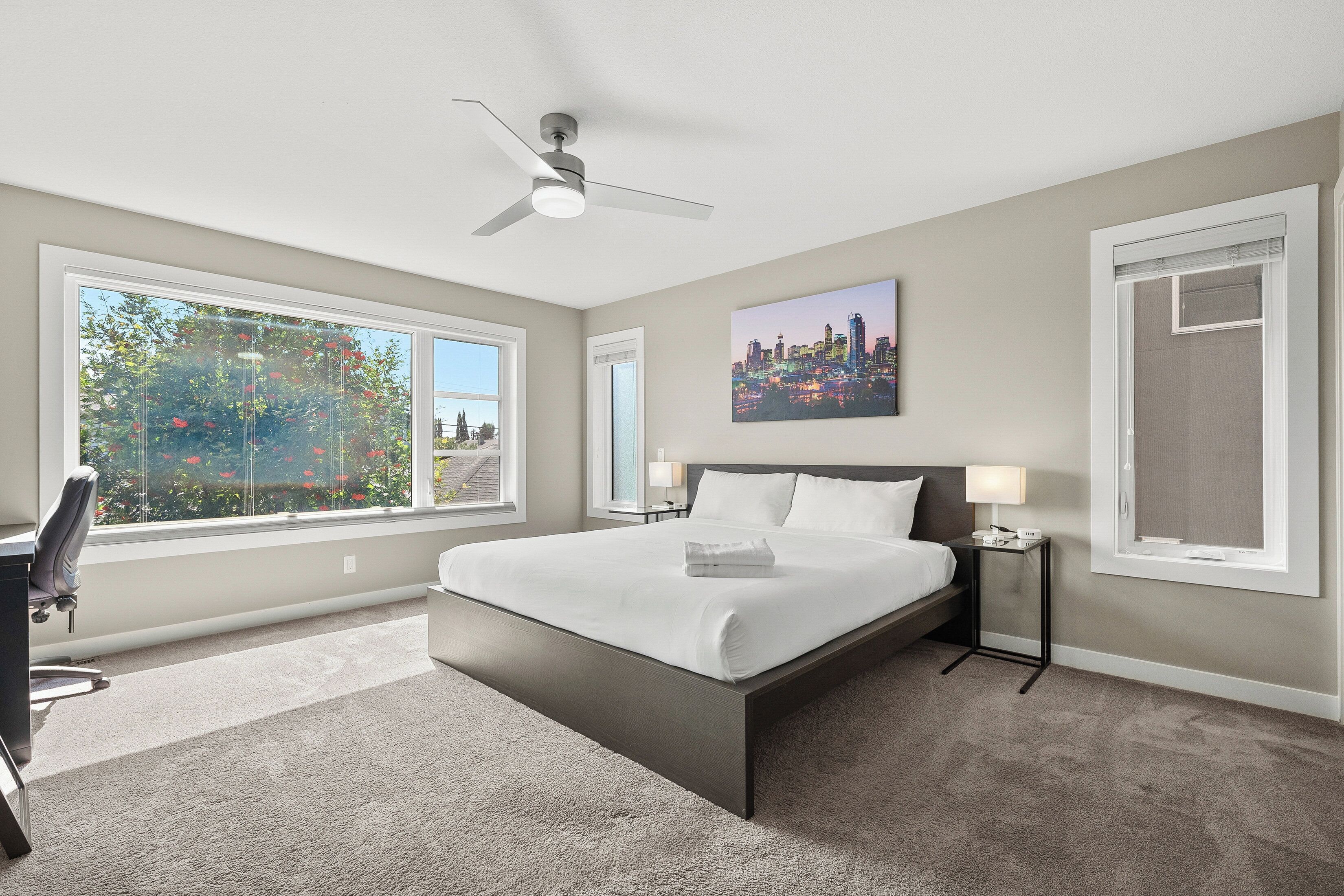 4 habitaciones, escritorio y tabla de planchar con plancha 