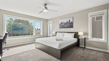 4 habitaciones, escritorio y tabla de planchar con plancha