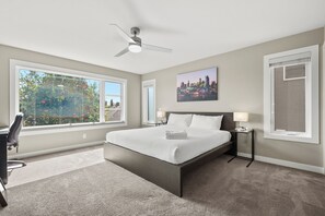 4 habitaciones, escritorio y tabla de planchar con plancha 