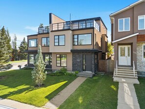 Exterior - Spacious Central 4BR Duplex with 2 Car Garage & Downtown View from Rooftop Patio (Calgary)