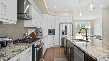 KylskÄp, mikrovÄgsugn, ugn och spishÀll