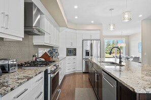 Kylskåp, mikrovågsugn, ugn och spishäll