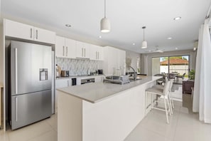 Fridge, microwave, oven, stovetop - Spacious 4-Bed House with Secure Parking (Northgate)