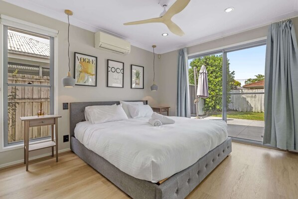 4 bedrooms, iron/ironing board, WiFi, bed sheets