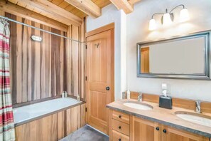 Shower, hair dryer, towels, soap - Telluride Gem: Ski-In Condo with Mountain Views! (Telluride)
