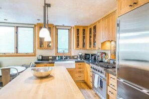 Fridge, stovetop, coffee/tea maker, electric kettle - Telluride Gem: Ski-In Condo with Mountain Views! (Telluride)