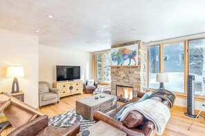 Smart TV, fireplace - Telluride Gem: Ski-In Condo with Mountain Views! (Telluride)