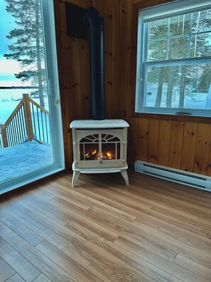 Interior - Chalet au bord du lac, relaxer, profiter! Spa, foyer, patin, kayaks, pédalo! (Shawinigan)