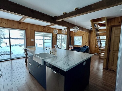 Chalet au bord du lac, relaxer, profiter! Spa, foyer, patin, kayaks, pédalo!