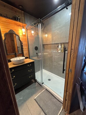 Shower, towels, toilet paper - Chalet au bord du lac, relaxer, profiter! Spa, foyer, patin, kayaks, pédalo! (Shawinigan)