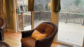 TV connectée, cheminée, livres