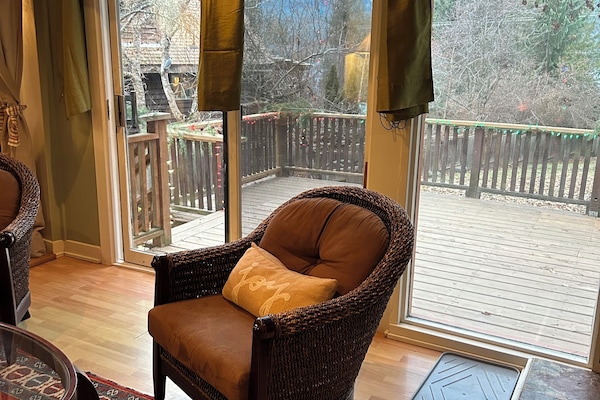 Una Smart TV, una chimenea, libros