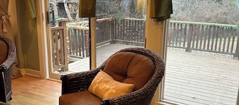Cozy cottage close to hot springs, ferry and seasonal attractions. Pet friendly.