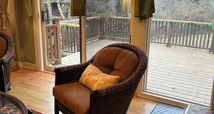 Cozy cottage close to hot springs, ferry and seasonal attractions. Pet friendly.
