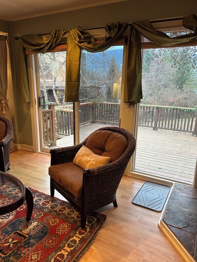 Cozy cottage close to hot springs, ferry and seasonal attractions. Pet friendly.