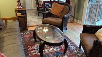 TV connectée, cheminée, livres