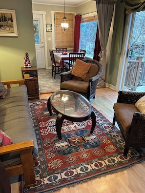 Smart TV, chimenea y libros 