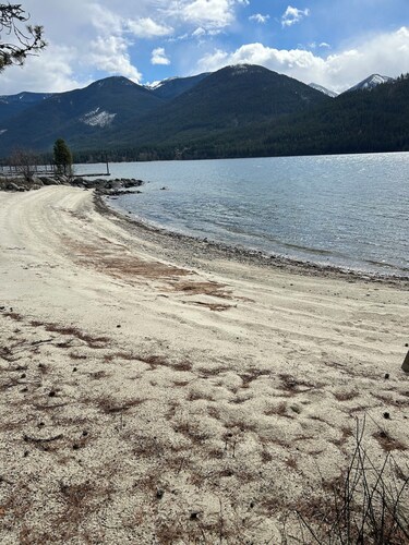 Cozy cottage close to hot springs, ferry and seasonal attractions. Pet friendly.