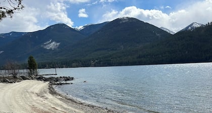 Cozy cottage close to hot springs, ferry and seasonal attractions. Pet friendly.