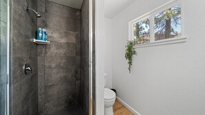 Secador de cabelo, toalhas de banho