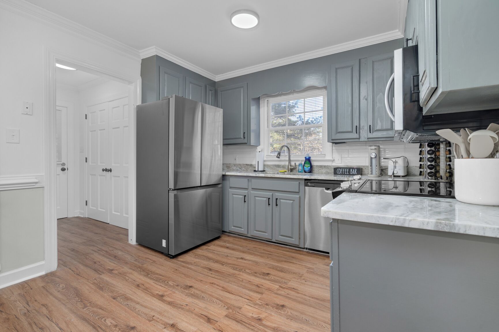 Geladeira, micro-ondas, fogão, cooktop