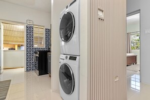 2 bedrooms - 3rd Floor Condo Tower Isle 24hr Security (Tower Isle)