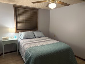 3 bedrooms, iron/ironing board, WiFi, bed sheets - Cedar Ridge Ranch Barndominium/Cozy Rustic 3-Bedroom with Wood-Burning Stove (Hutchinson)