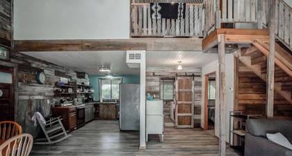 Cedar Ridge Ranch Barndominium/Cozy Rustic 3-Bedroom with Wood-Burning Stove