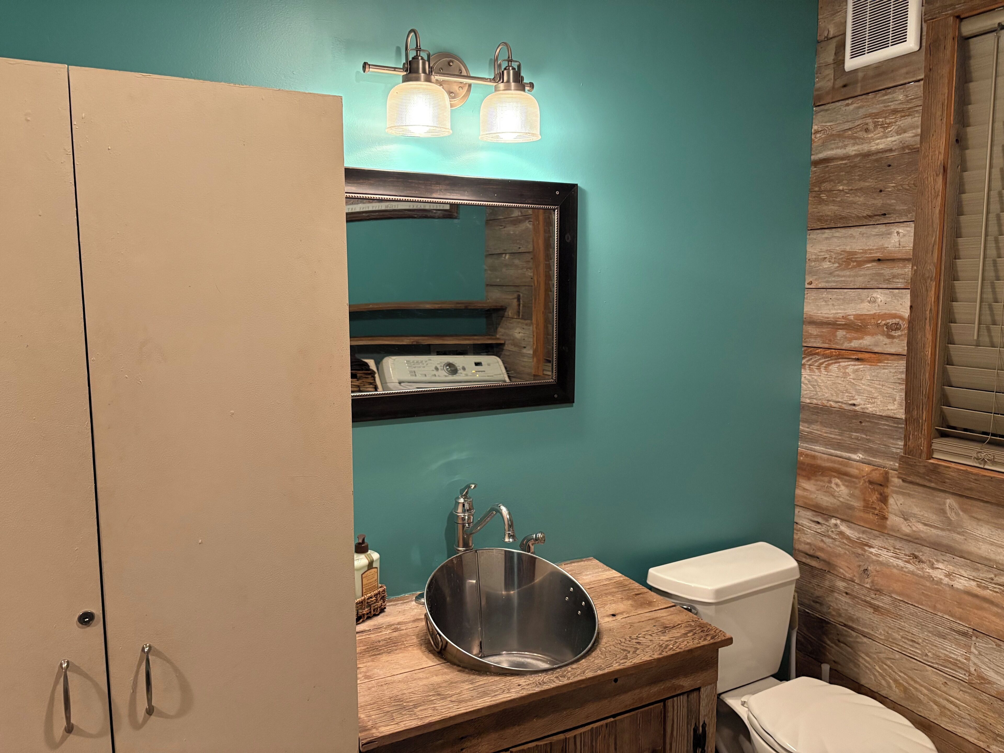 Chuveiro, secador de cabelo, toalhas de banho, sabonete