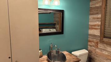 Chuveiro, secador de cabelo, toalhas de banho, sabonete