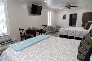 Soundproofing, iron/ironing board, free WiFi, bed sheets - Tyler Inn at Zion (Rockville)