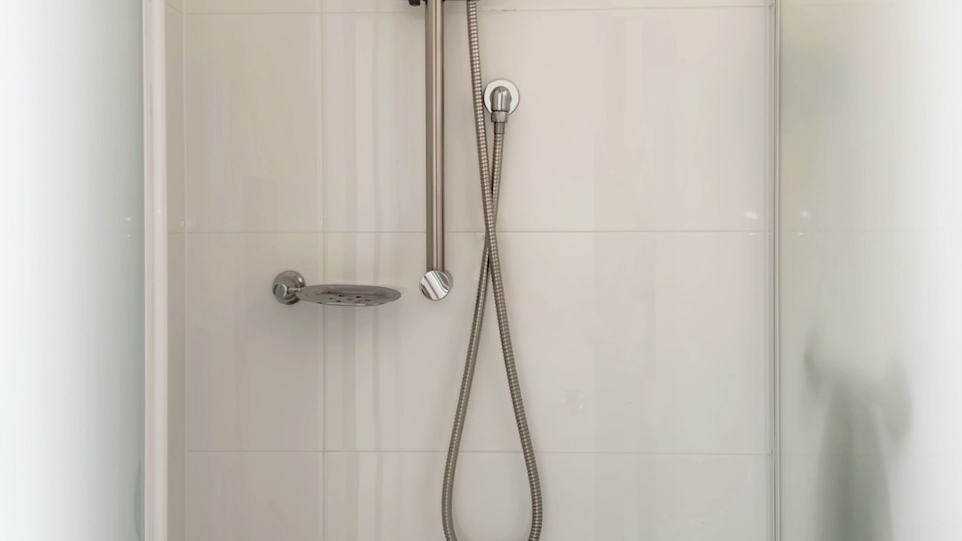Eine Dusche mit Duschbrause und Kopfbrause.