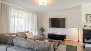 Smart TV - Narrawallee Nirvana - Beach House (Narrawallee)