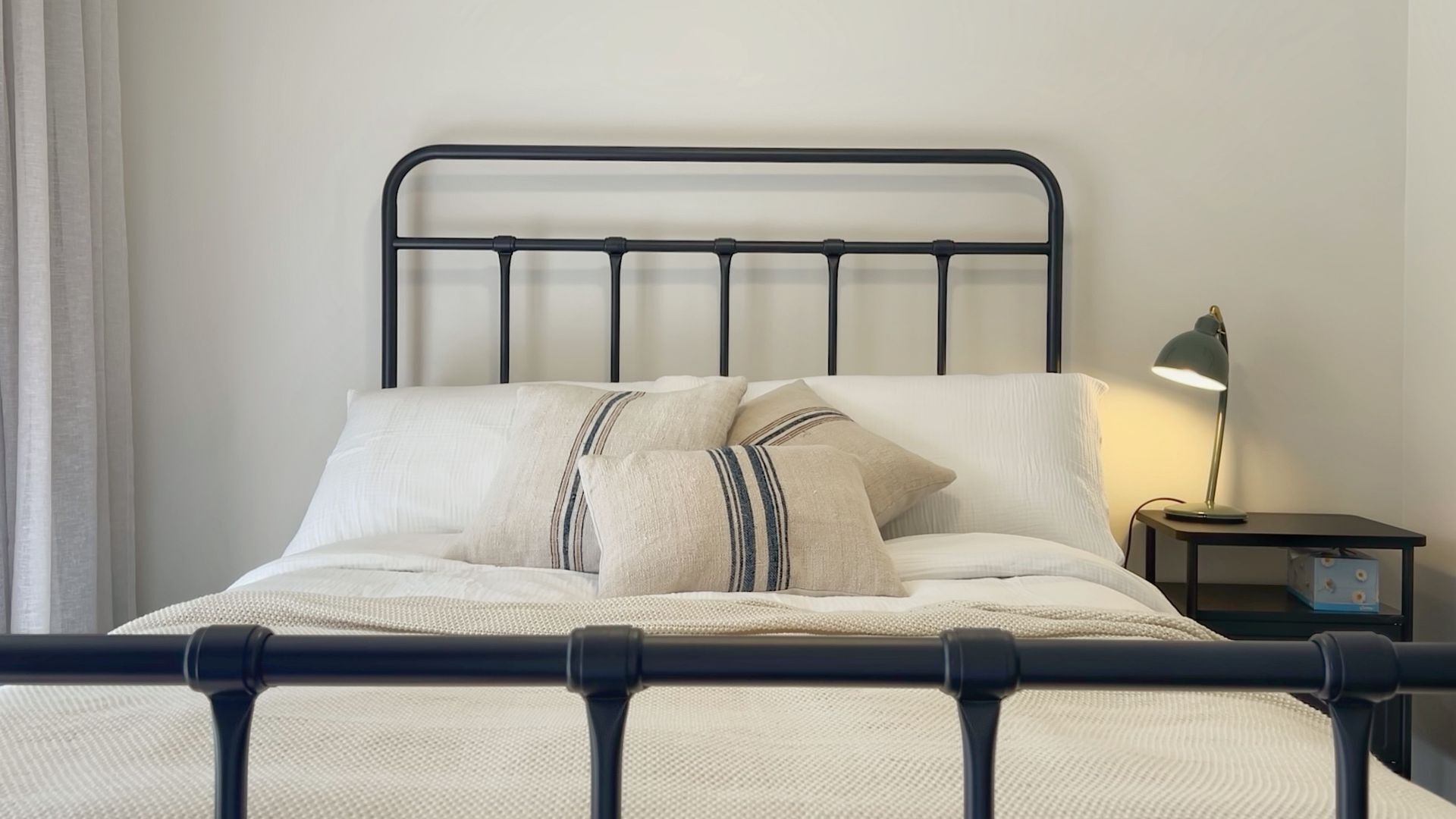 アイロン / アイロン台、WiFi (無料)、ベッドシーツ