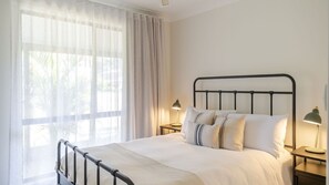 3 bedrooms, iron/ironing board, free WiFi, bed sheets - Narrawallee Nirvana - Beach House (Narrawallee)
