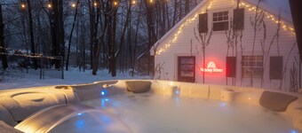 Cozy 4-bed house in Bethel; Private Hot Tub, Walk to Town, 10 mins to mountains