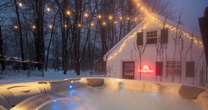 Cozy 4-bed house in Bethel; Private Hot Tub, Walk to Town, 10 mins to mountains