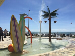 Alberca techada y alberca al aire libre