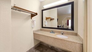 A bathroom with two sinks, a large mirror, and a towel rack. - Hotel Oxford (Oxford)