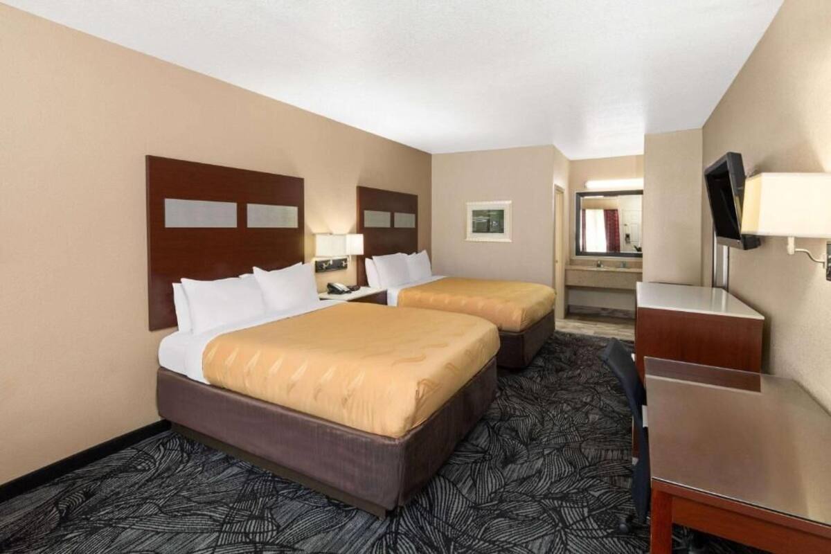 Quadruple Room, 2 Katil Ratu (Queen), Smoking | Meja, Wi-fi percuma 