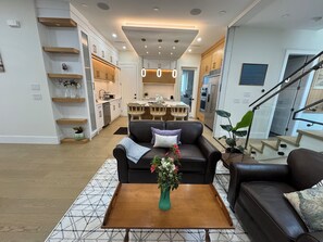 Smart TV, computer monitors - A Luxurious Vacation Home in South Surrey (Surrey)