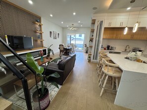 Smart TV, computer monitors - A Luxurious Vacation Home in South Surrey (Surrey)