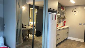 Geladeira, micro-ondas, cooktop, cafeteira/chaleira